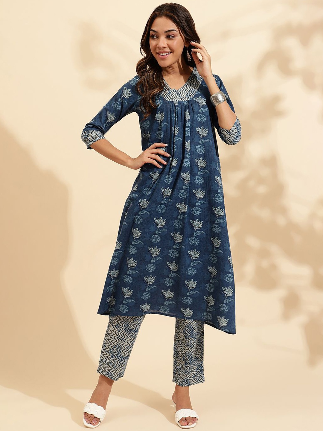 

Sringam Floral Printed V-Neck A-Line Pure Cotton Kurta & Trousers, Blue