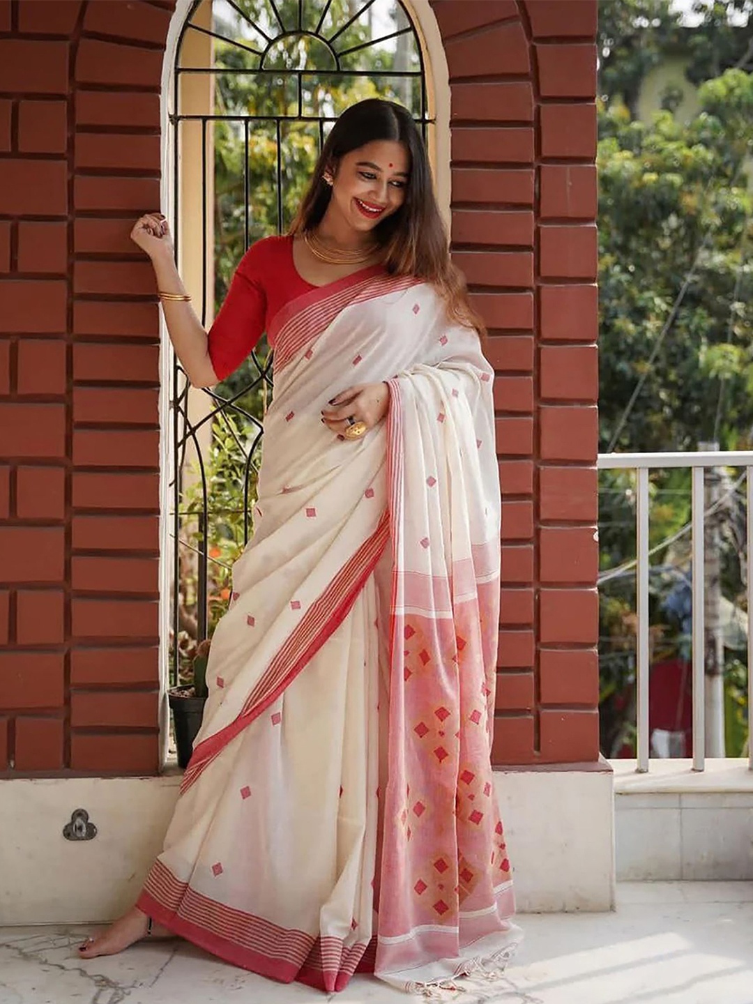 

Aldwych Floral Silk Cotton Banarasi Saree, White