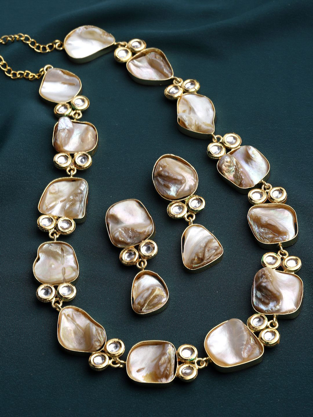 

Sanjog Stone Gold-Plated Kundan Studded Jaipur Brass Jewellery Set