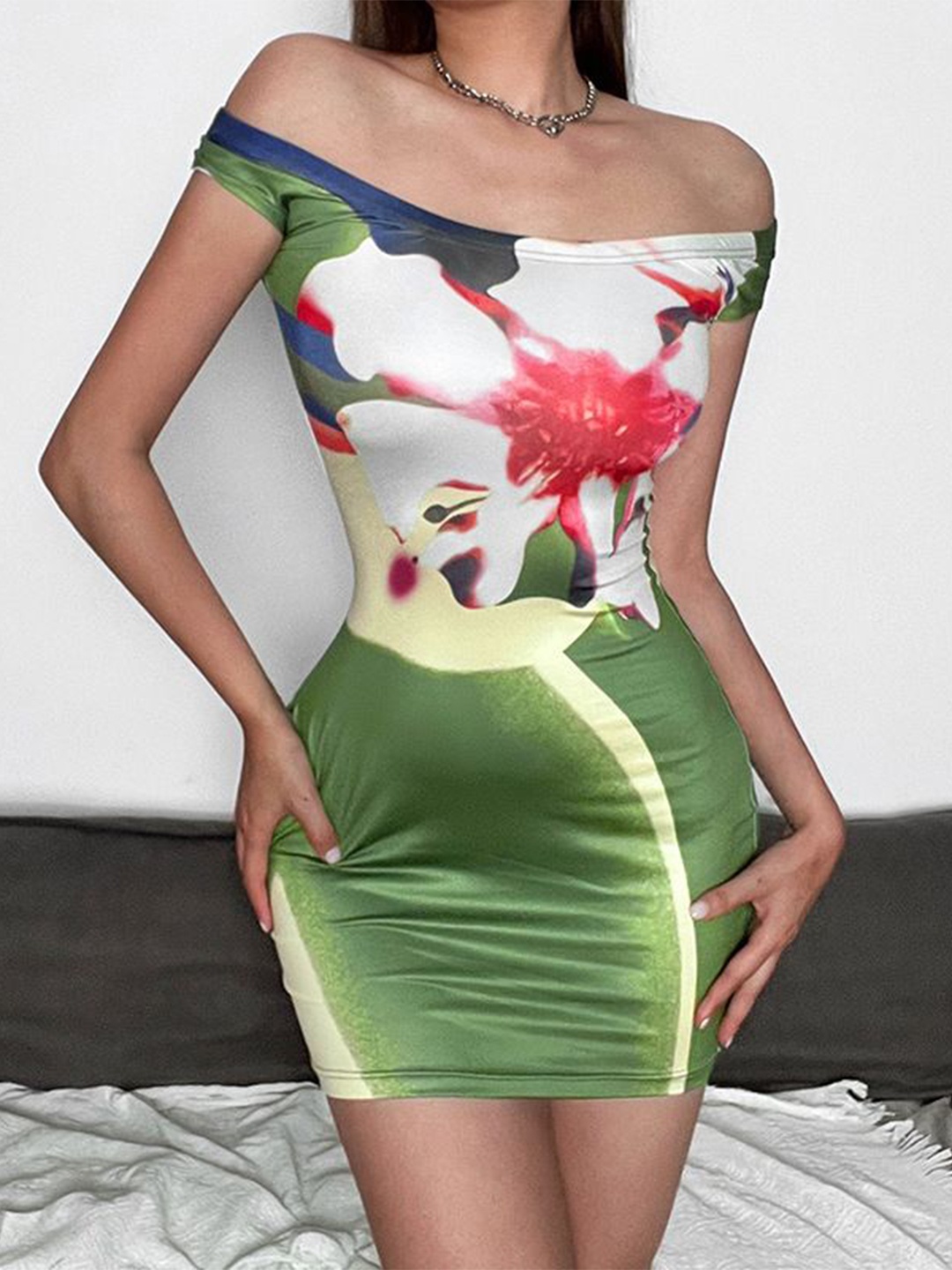 

StyleCast x Revolte Floral Print Off-Shoulder Bodycon Mini Dress, Green