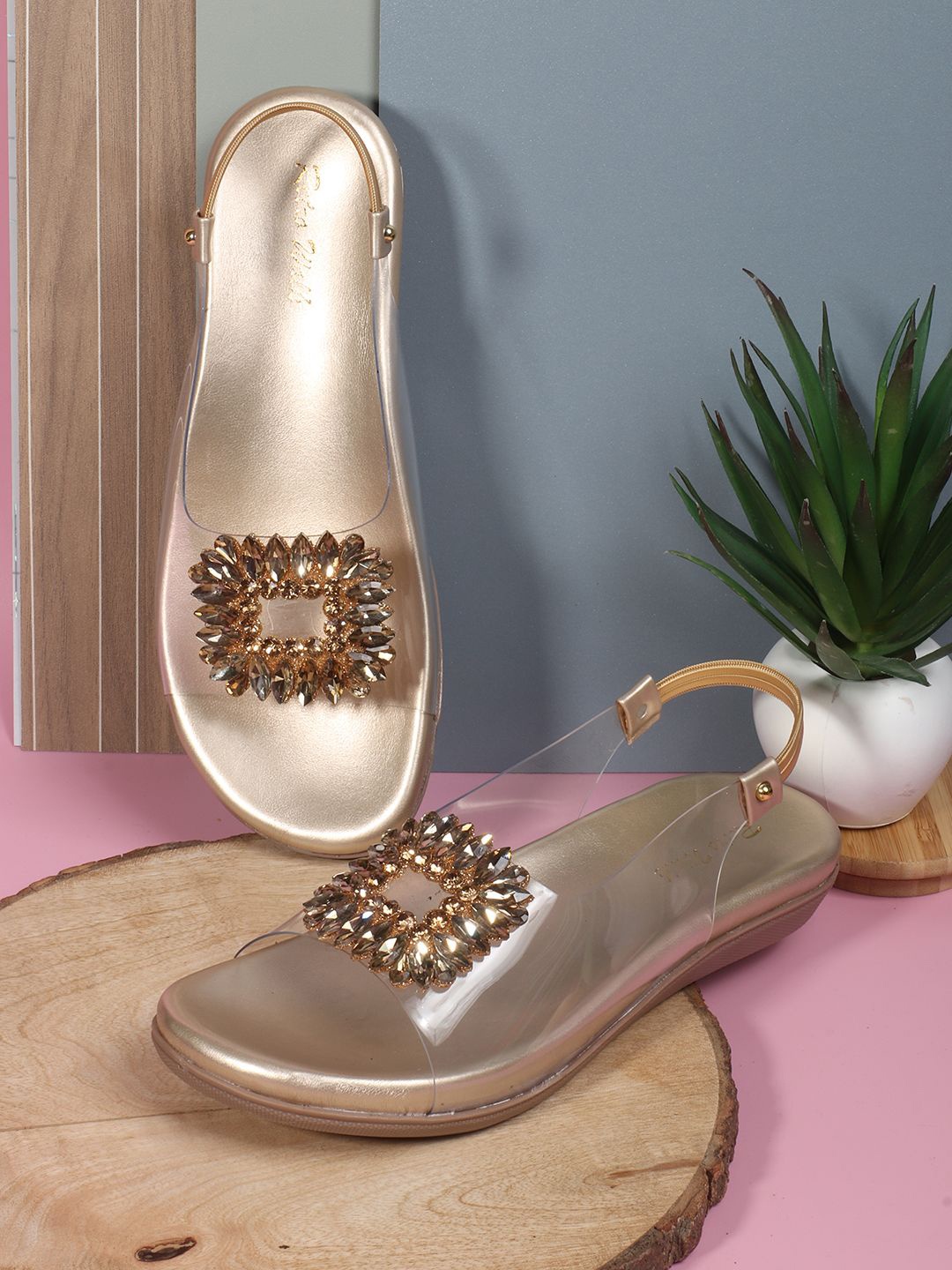 

Retro Walk Women Embellished Flats, Gold