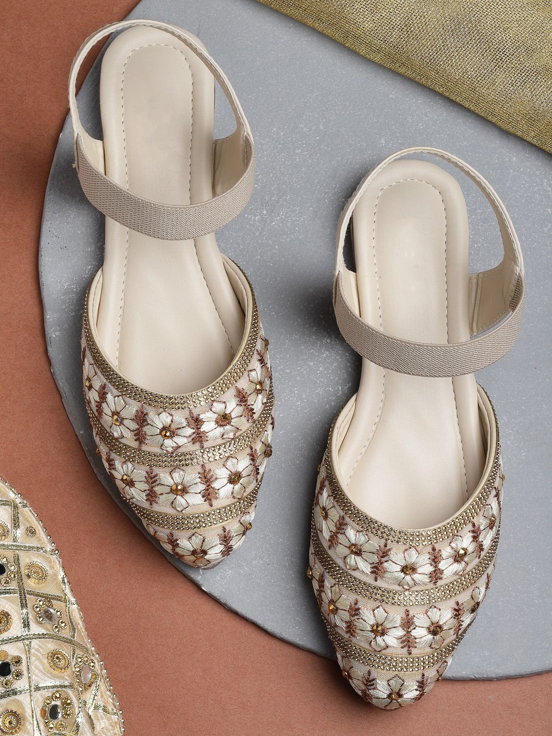 

sneakers villa Women Embellished Party Mules Flats, Cream