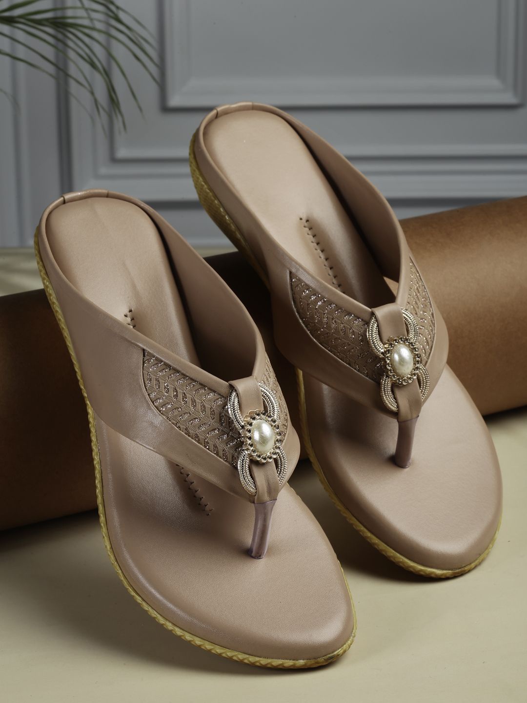 

sneakers villa Embellished T-Straps Flats, Peach
