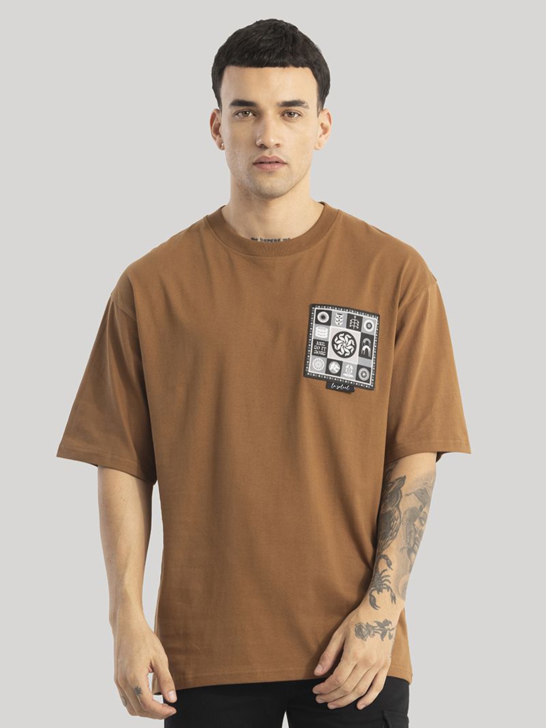 

Snitch Men Men Applique Pockets T-shirt, Brown