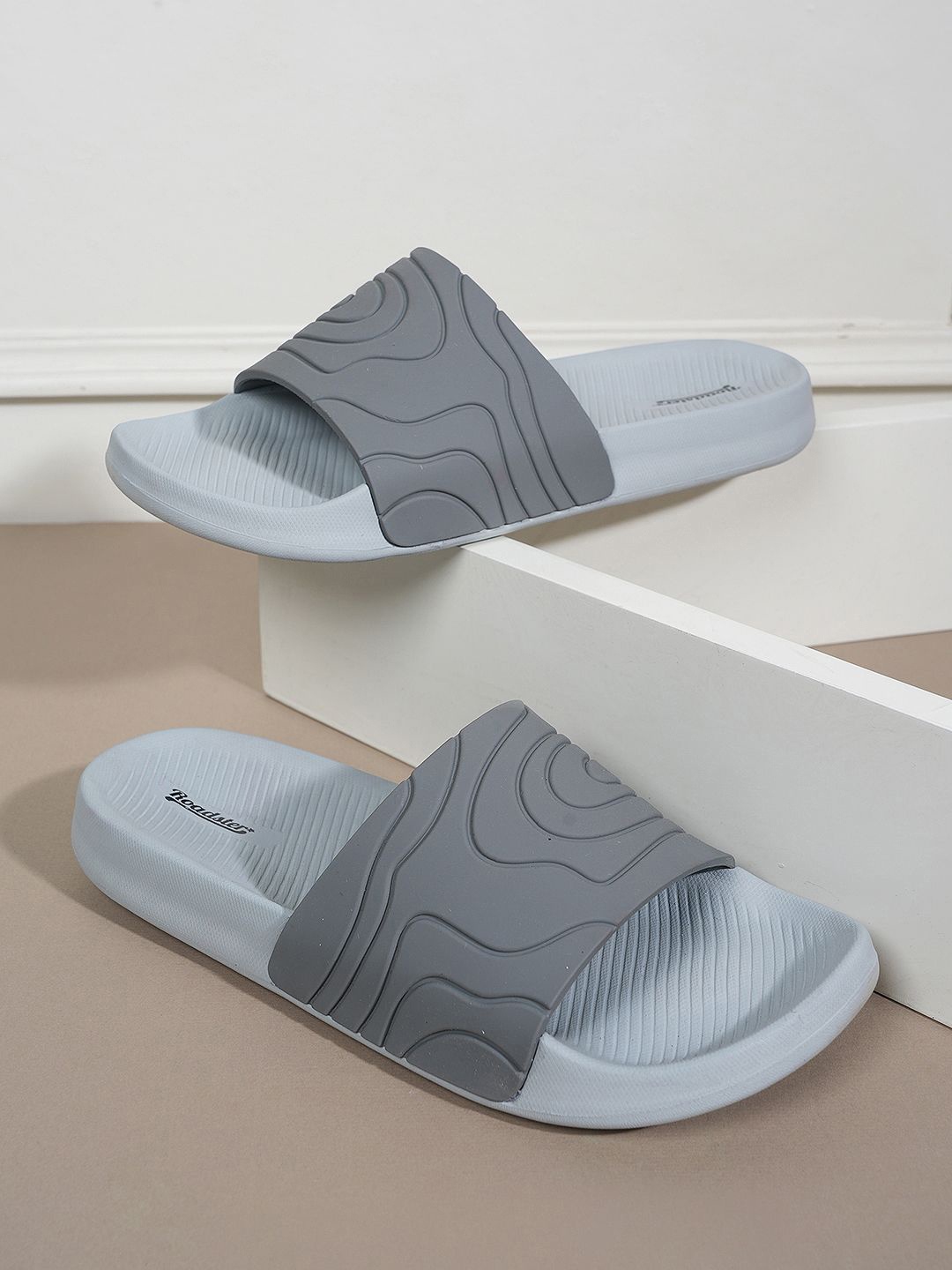 

The Roadster Lifestyle Co. Men Grey Printed Sliders