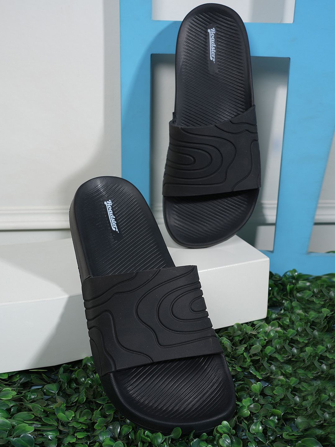 

The Roadster Lifestyle Co. Men Black Printed Sliders