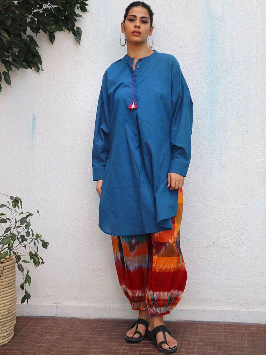 

Chidiyaa Mandarin Collar Long Sleeves Thread Work Khadi Pure Cotton Kaftan Kurta, Blue