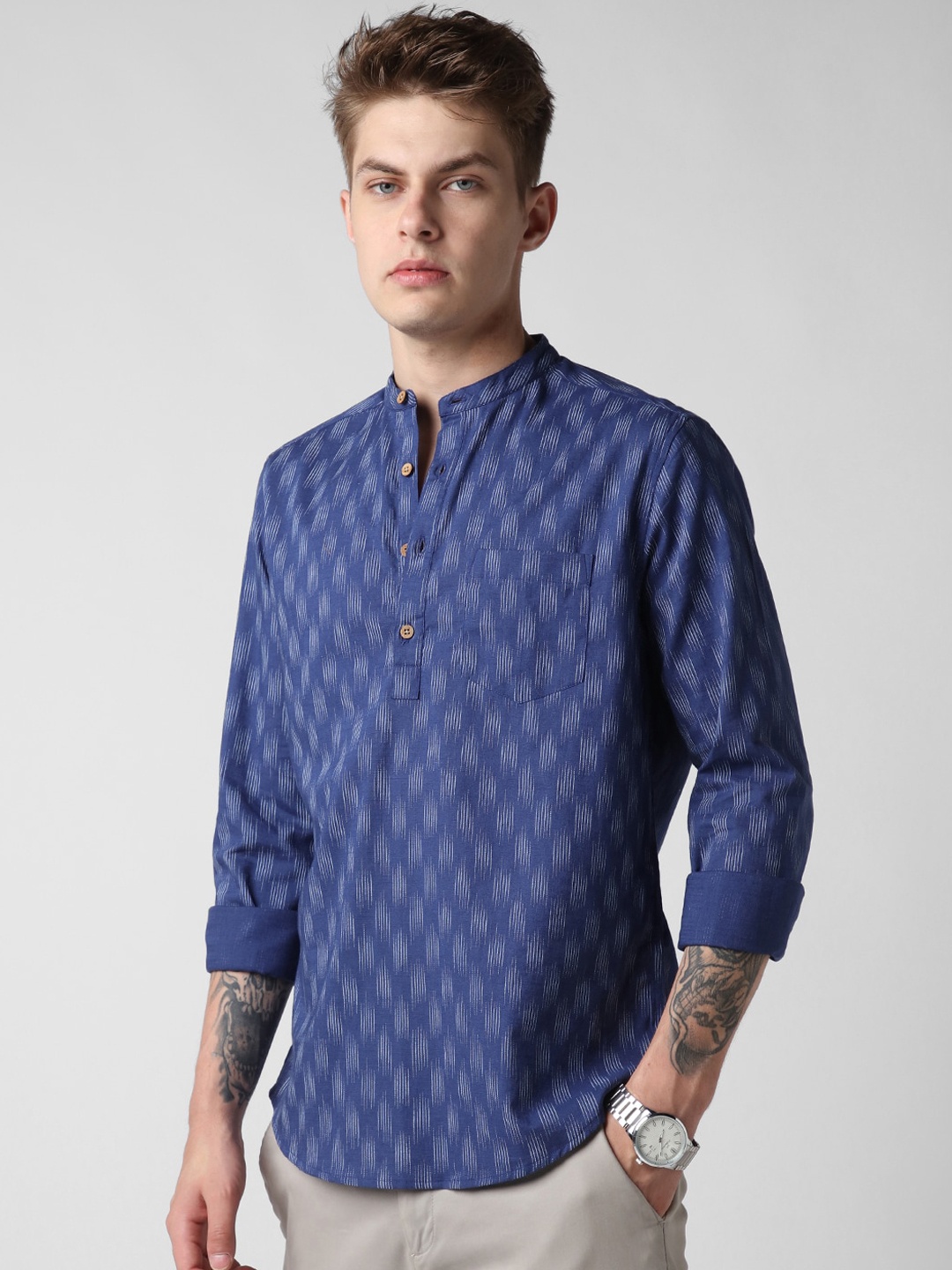 

VASTRADO Woven Design Mandarin Collar Cuffed Sleeves Kurta, Blue