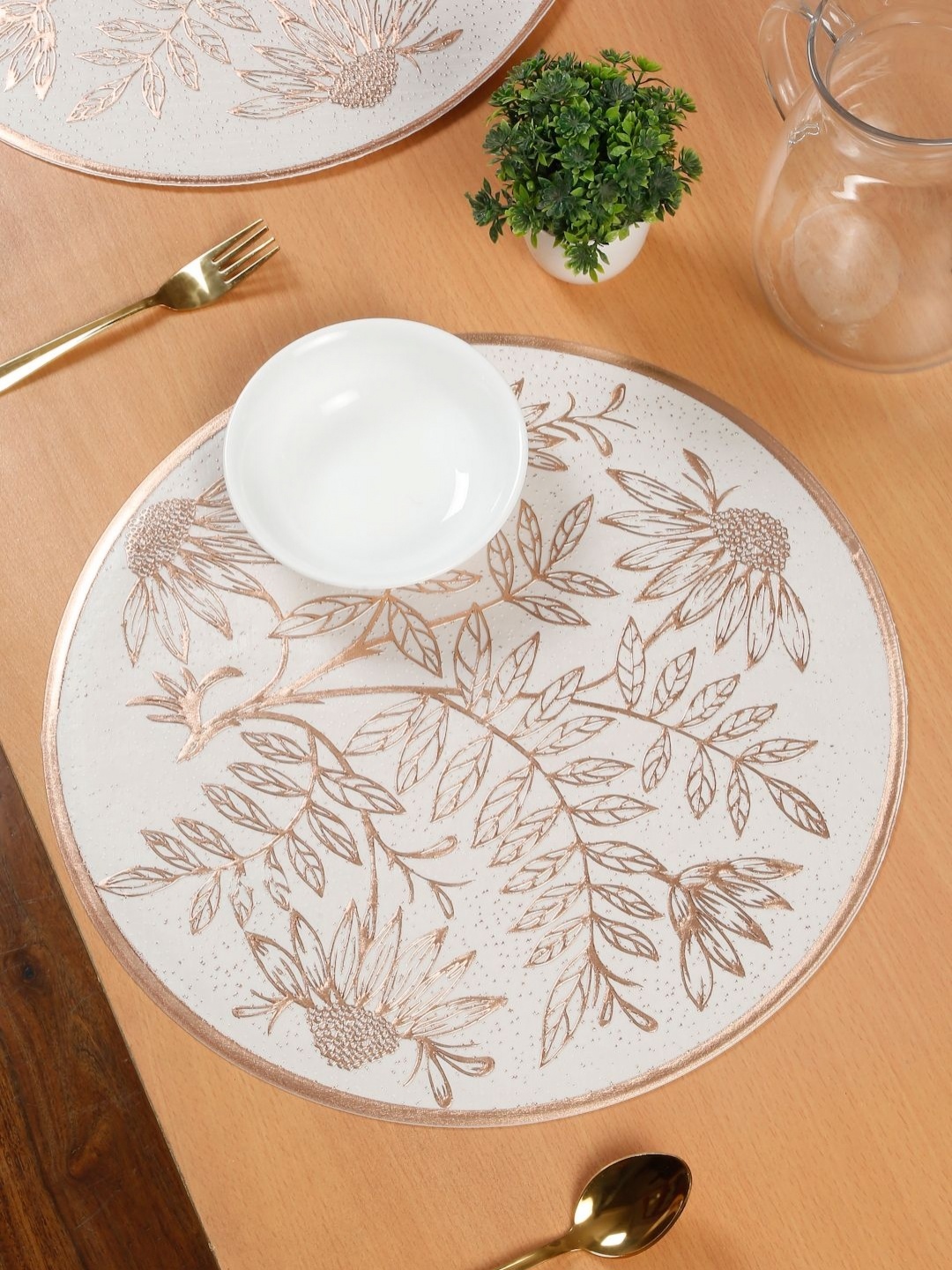 

HOSTA HOMES White & Bronze 6 Pieces Round Table Placemats