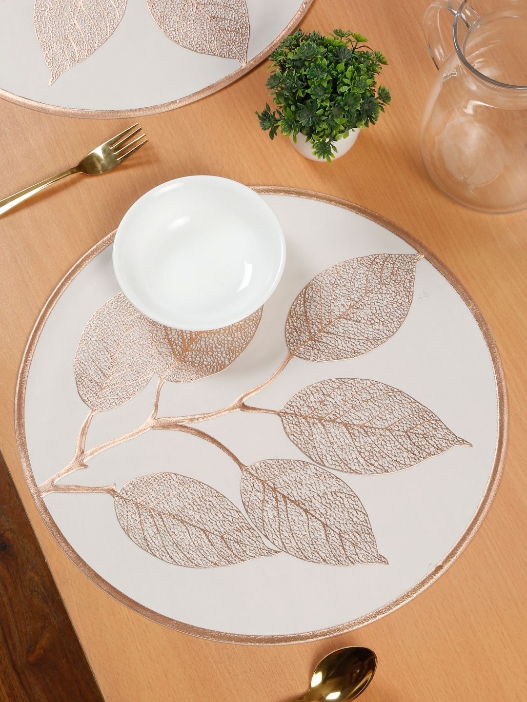 

HOSTA HOMES White & Gold Toned Round Table Placemats