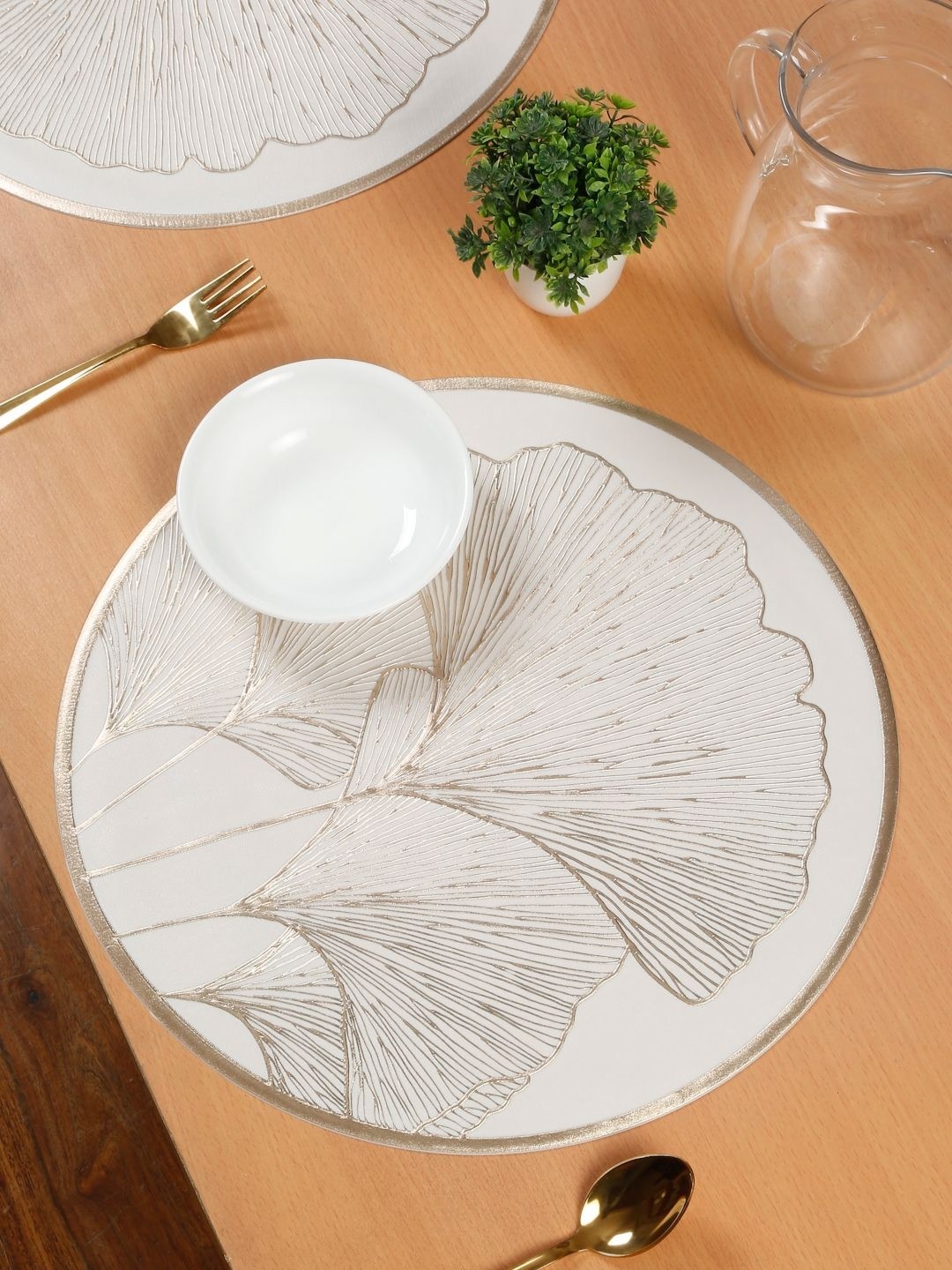 

HOSTA HOMES White & Gold Toned 2 Pieces Round Table Placemats