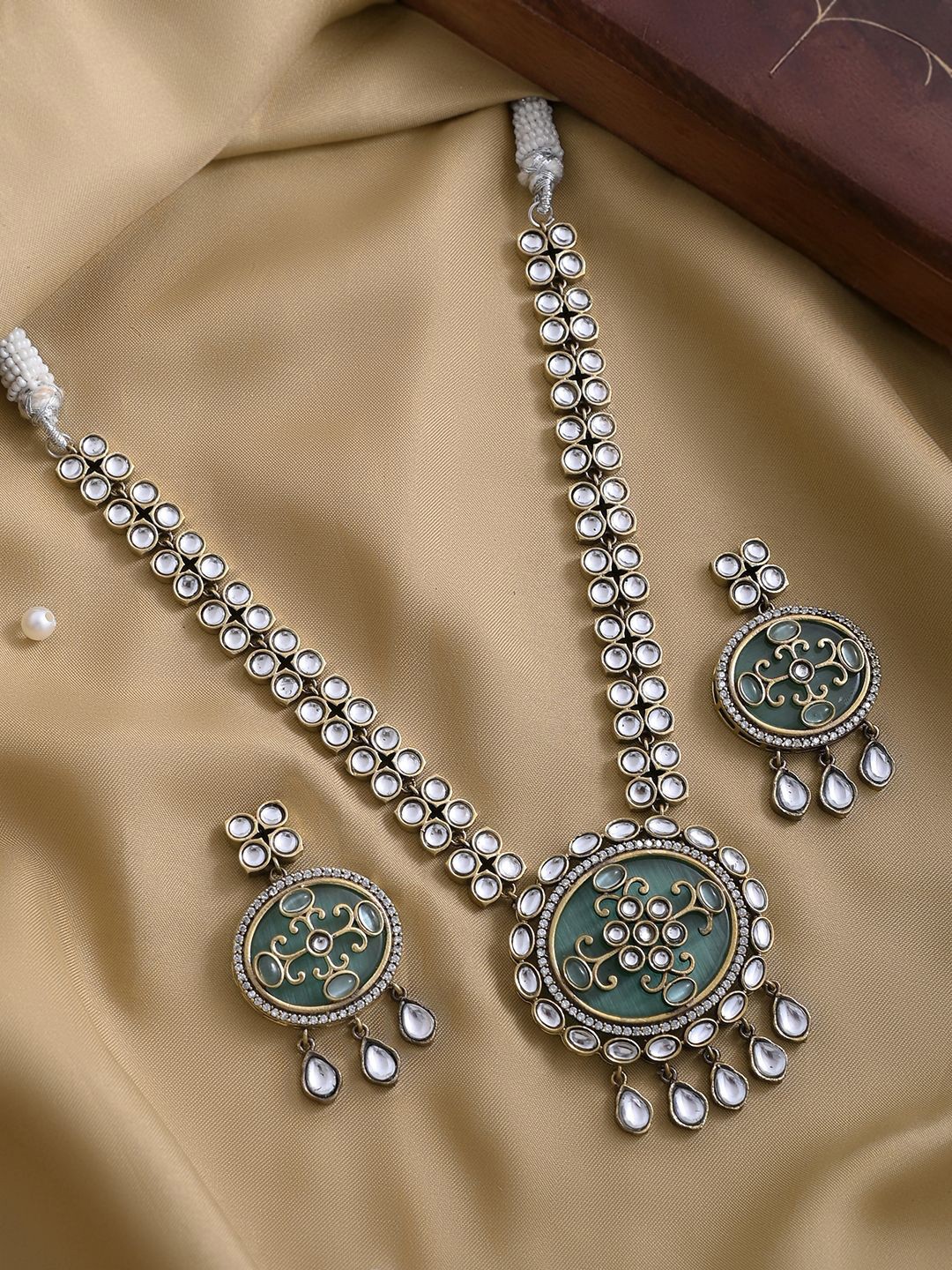 

Voylla Gold Plated Kundan Studded Jewellery Set