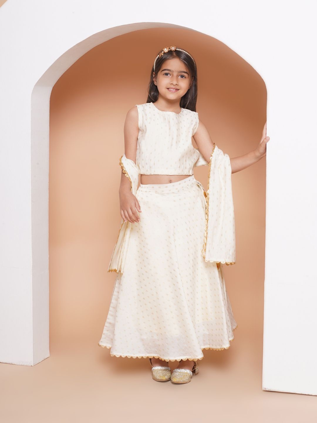 

AHALYAA KIDS Girls Printed Foil Print Ready to Wear Lehenga & Blouse With Dupatta, Off white