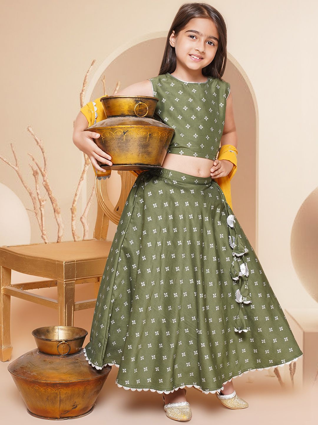 

AHALYAA KIDS Girls Printed Ready to Wear Lehenga & Blouse With Dupatta, Olive