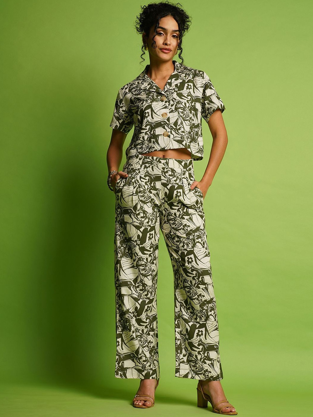 

Globus Black Floral Printed Notched Lapeled Collar Linen Casual Crop Shirt With Trousers, Green