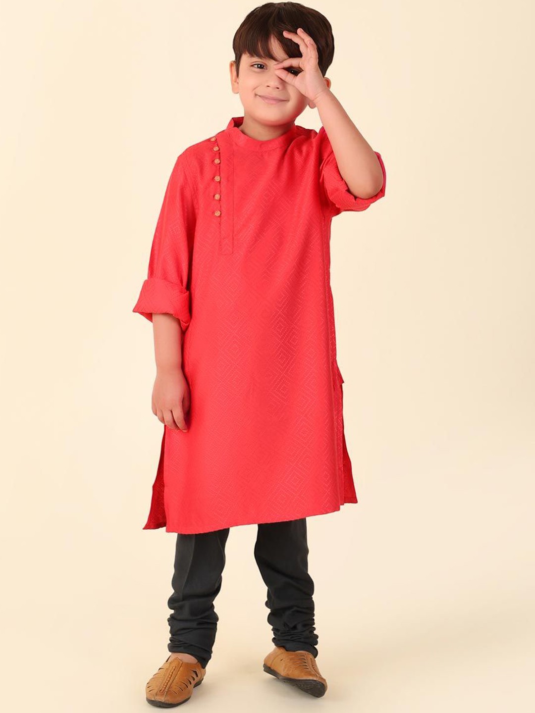 

Fabindia Boys Geometric Woven Design Mandarin Collar Roll-Up Sleeves Straight Kurta, Red