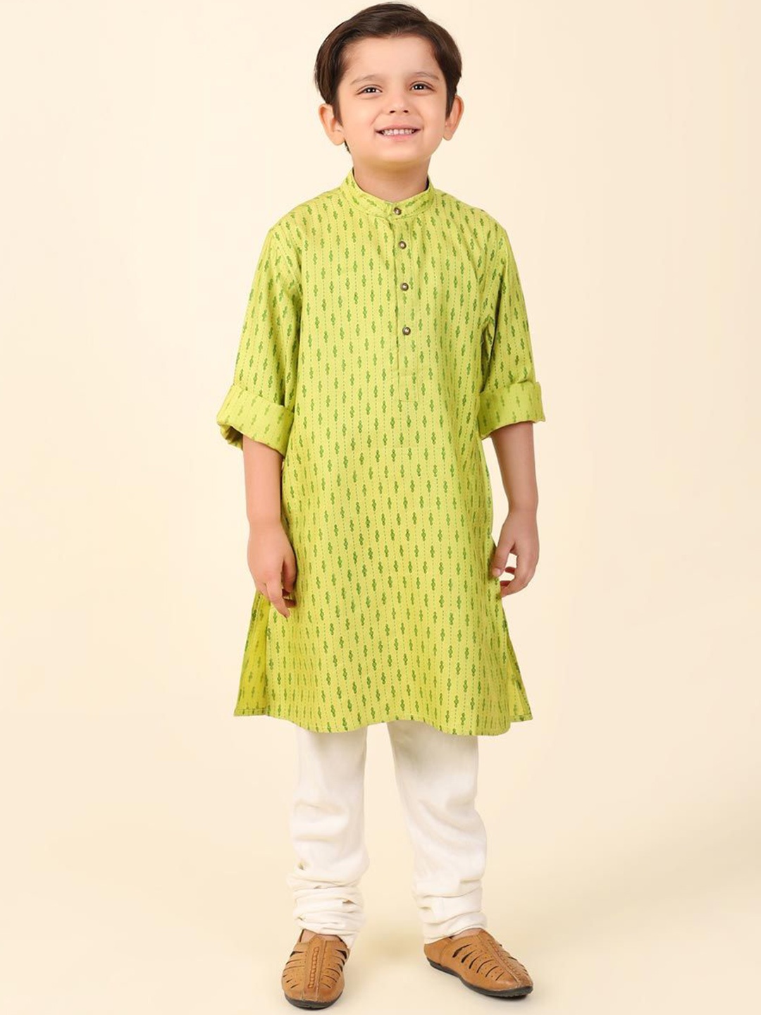 

Fabindia Boys Ethnic Motifs Embroidered Mandarin Collar Roll-Up Sleeves Straight Kurta, Green
