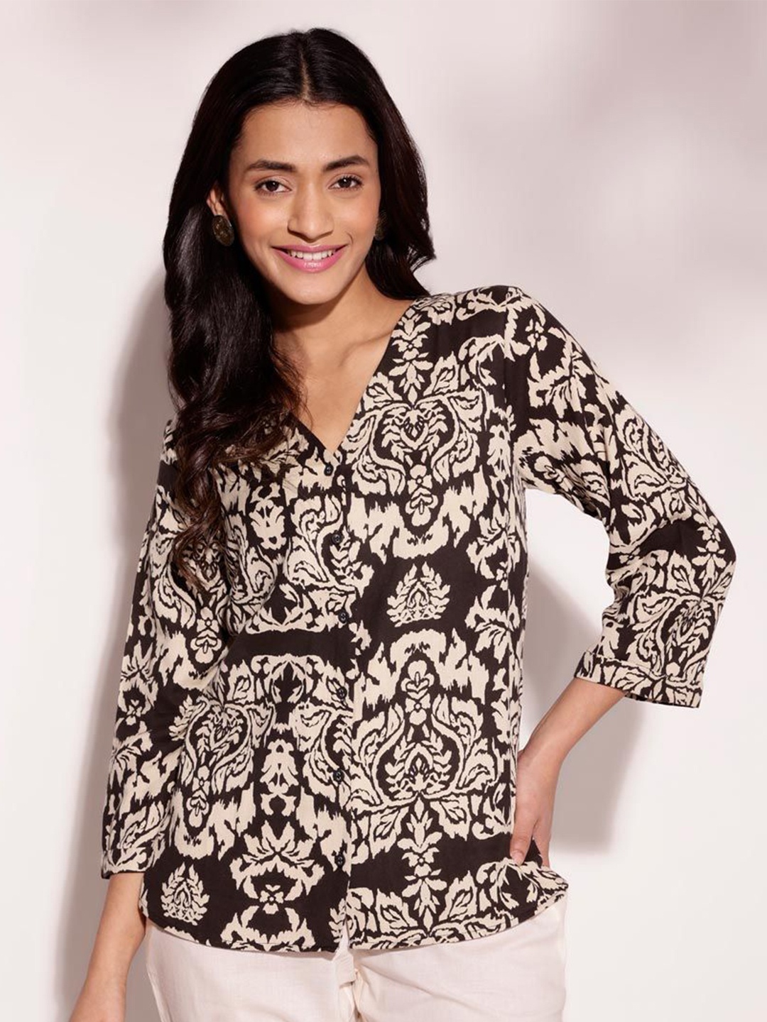 

Fabindia Abstract Monochrome Printed V-Neck Cotton Top, Black