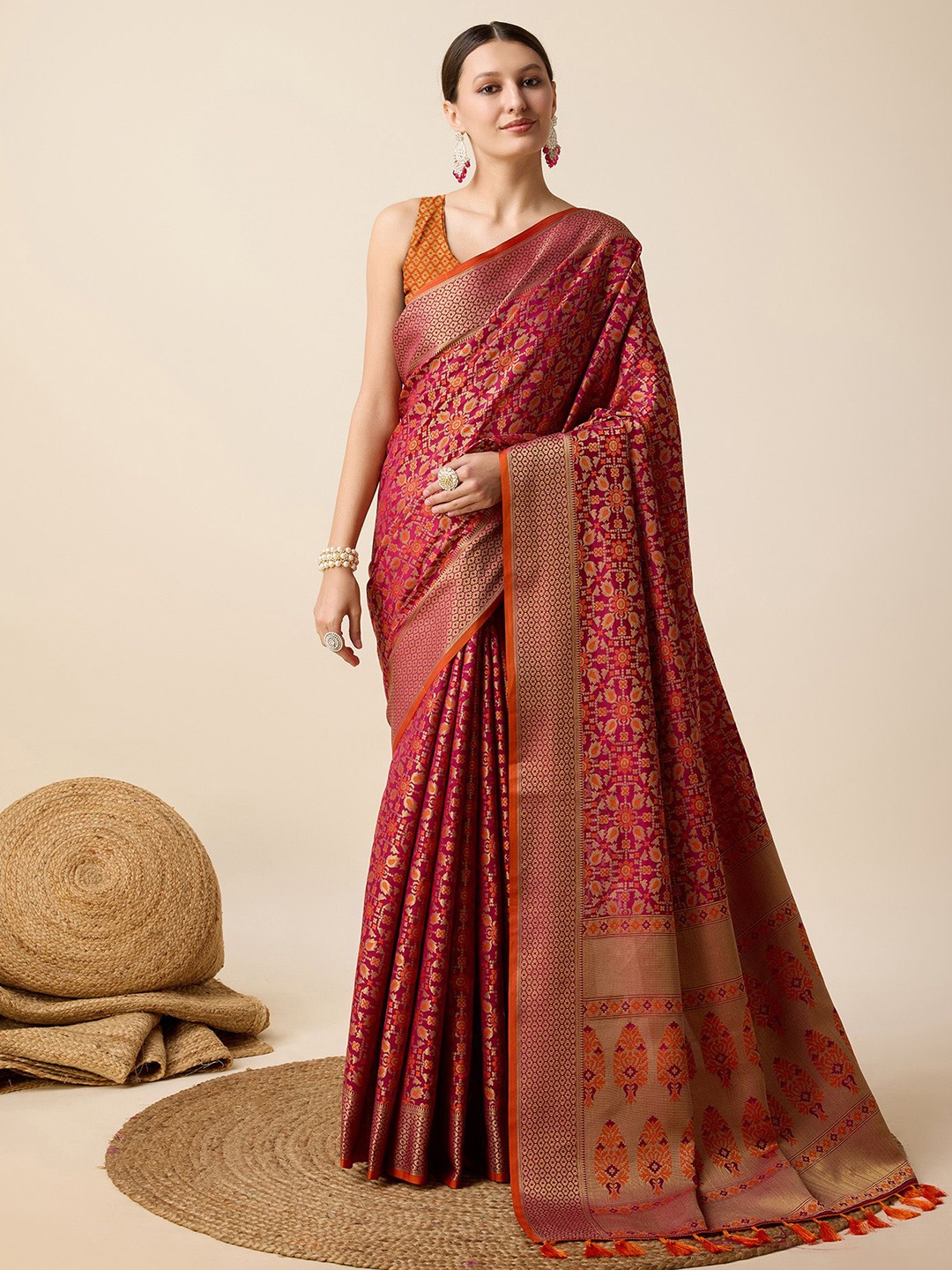 

HEER FASHION Ethnic Motifs Zari Patola Saree, Magenta