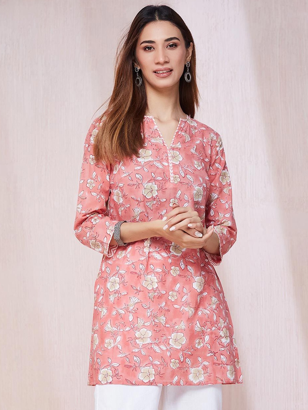 

Fabindia Floral Printed Notched Neck Cotton Straight Kurta, Pink