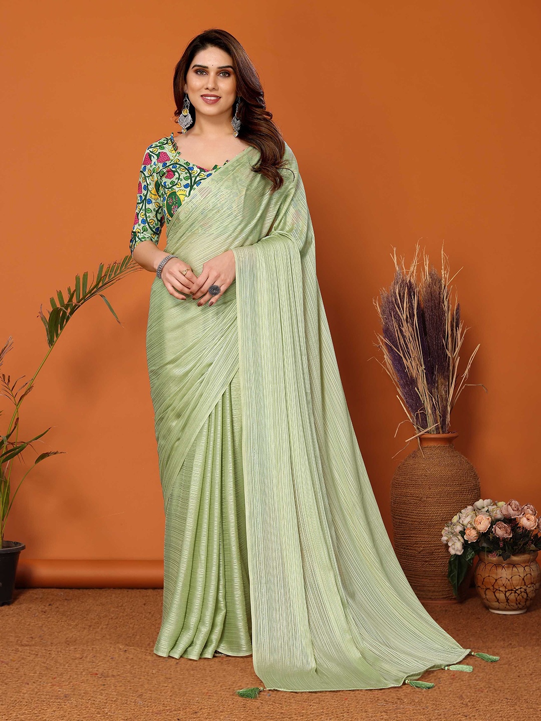 

Mitera Solid Saree With Unstitched Blouse Piece, Green