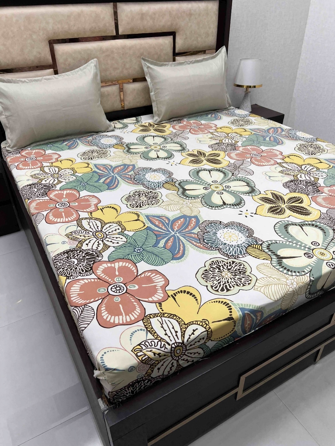 

Pure Decor White & Green Floral Cotton 300 TC King Bedsheet with 2 Pillow Covers