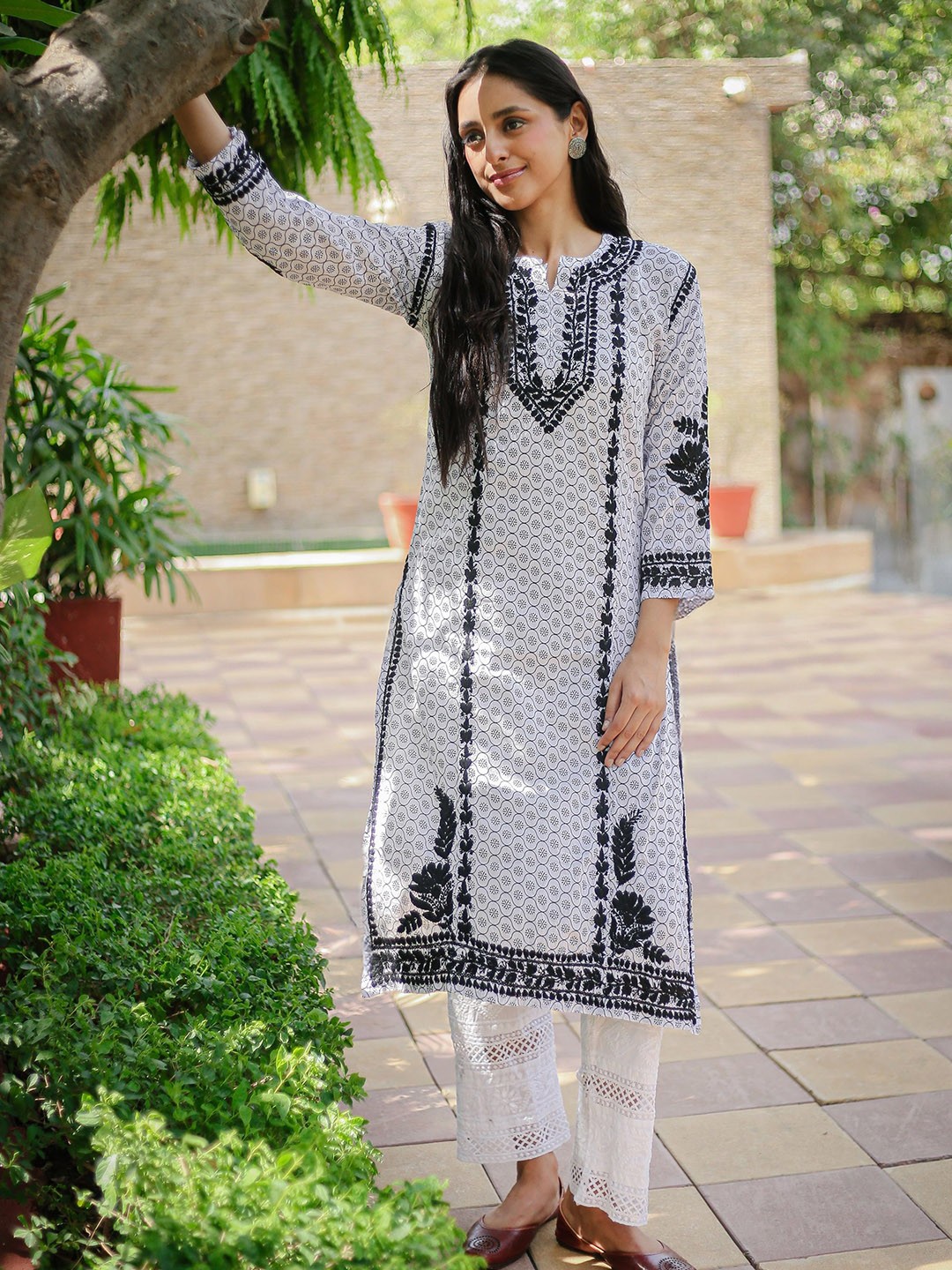 

HOUSE OF KARI Floral Printed Thread Work Cotton Straight Kurta, White