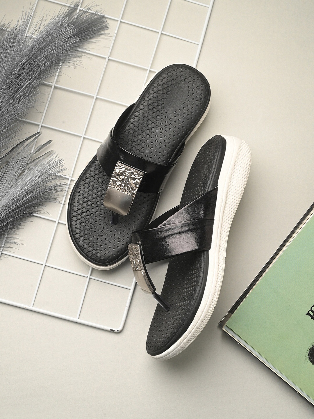

Layasa Women Rubber Sliders, Black