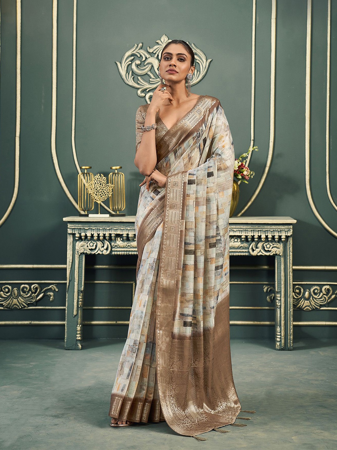 

elora Printed Pure Cotton Saree With Blouse Piece, Brown