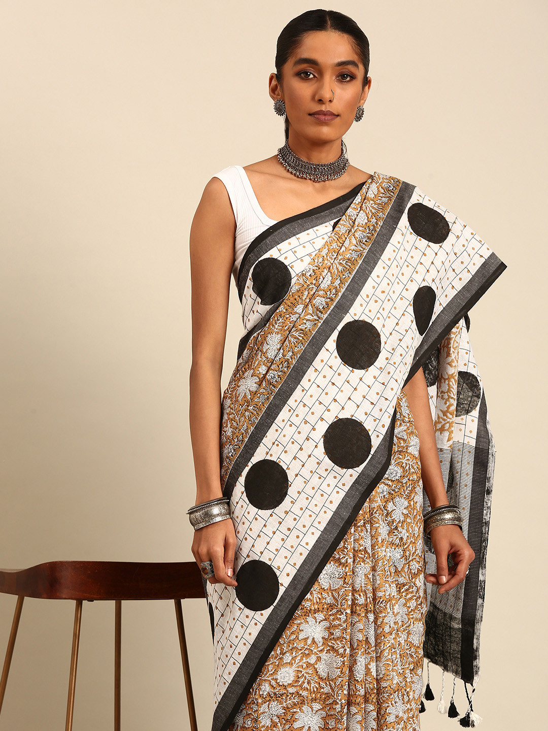 

Taavi Floral Hand Block Print Handloom Cotton Linen Saree, Off white