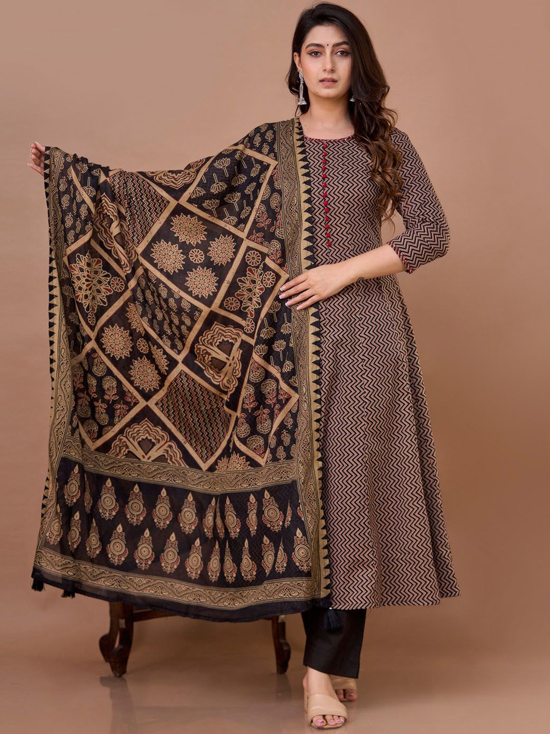 

Meena Bazaar Geometric Printed Anarkali Kurta With Trousers & Dupatta, Black