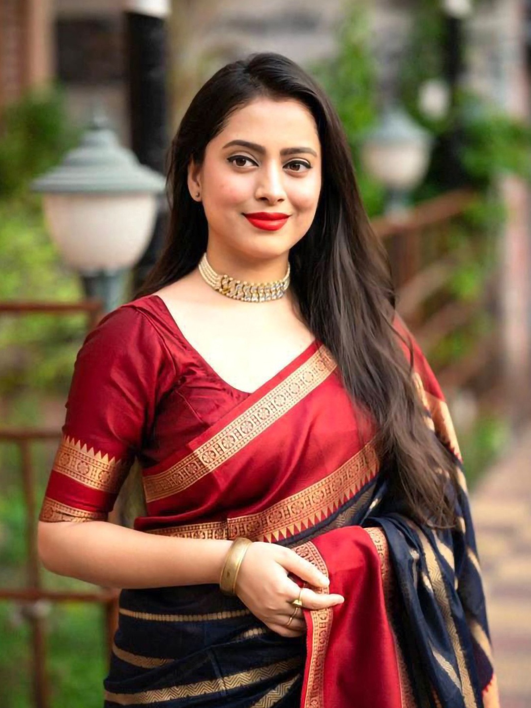 

KALINI Striped Woven Design Zari Saree, Navy blue