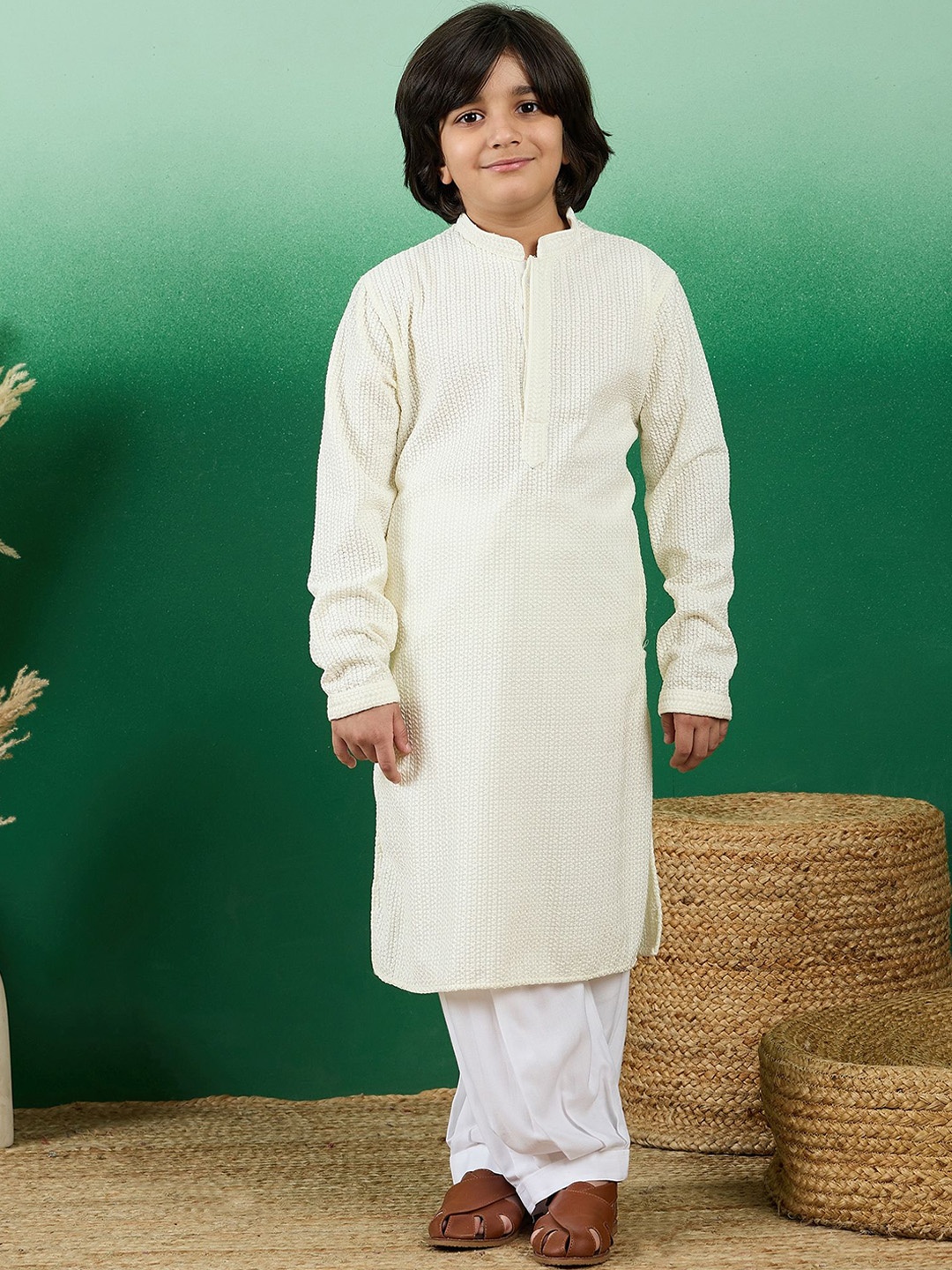 

Sangria Boys Off White Embroidered Mandarin Collar Chikankari Cotton Straight Kurta