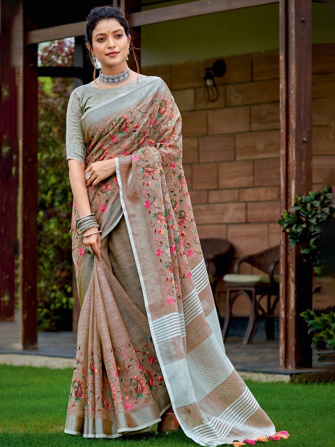 

Rujave Floral Pure Linen Saree, Brown