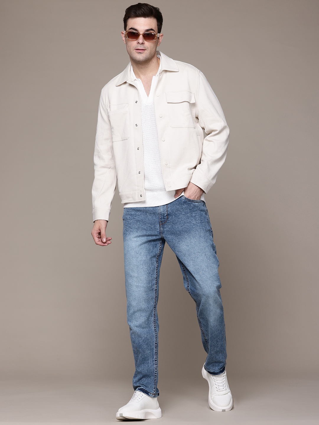 

The Roadster Lifestyle Co. Men Relaxed Fit Light Fade Stretchable Jeans, Blue
