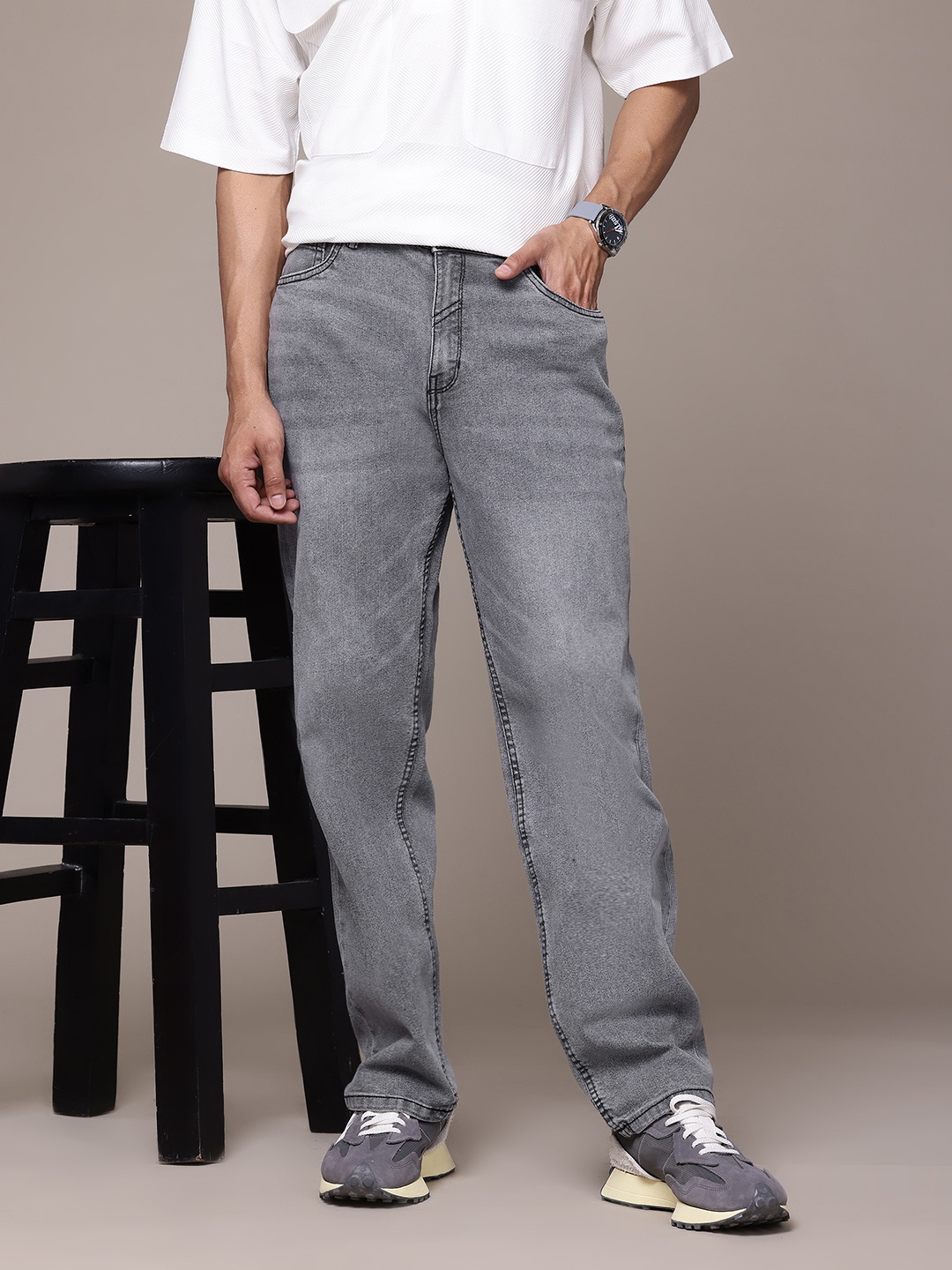 

The Roadster Lifestyle Co. Men Light Fade Stretchable Straight Fit Jeans, Grey