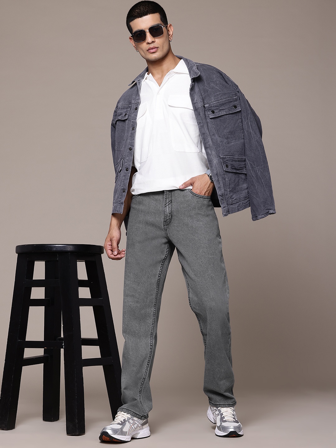 

The Roadster Lifestyle Co. Men Stretchable Straight Fit Jeans, Grey