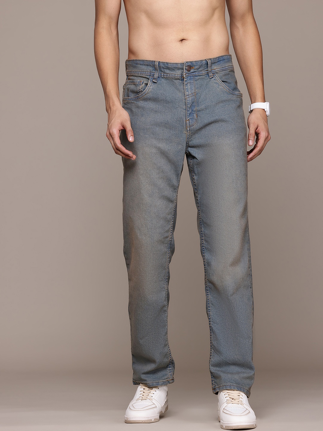 

The Roadster Lifestyle Co. Men Straight Fit Light Fade Stretchable Jeans, Blue