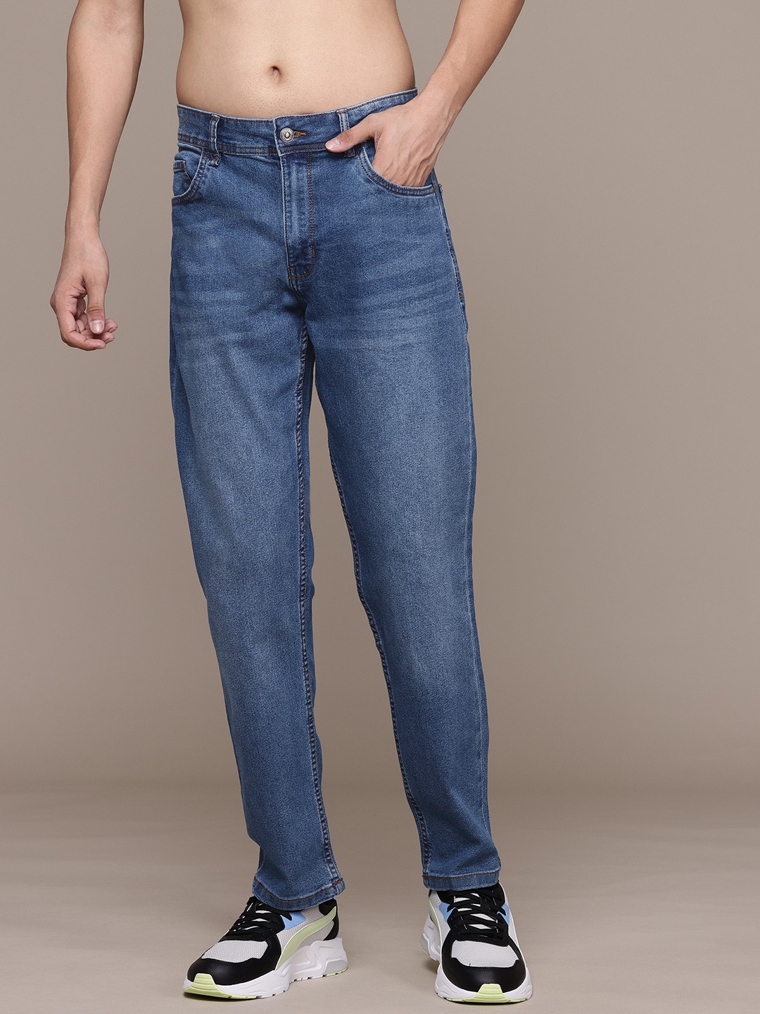 

The Roadster Lifestyle Co. Men Relaxed Fit Light Fade Stretchable Jeans, Blue