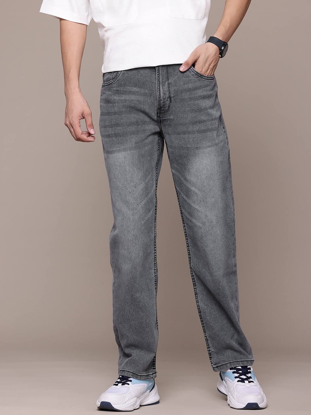 

The Roadster Lifestyle Co. Regular Fit Stretchable Jeans, Grey