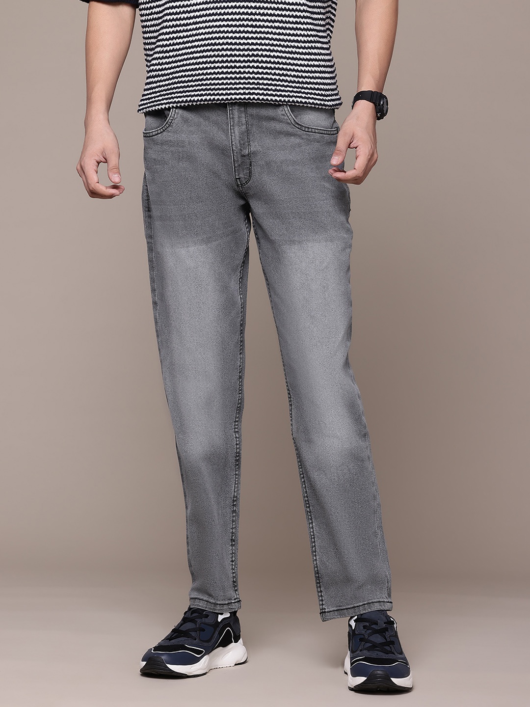 

The Roadster Lifestyle Co. Men Relaxed Fit Light Fade Stretchable Jeans, Grey