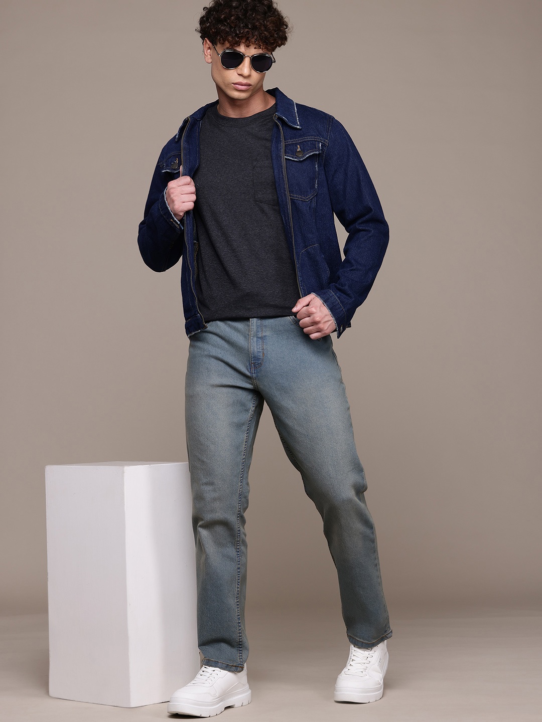 

The Roadster Lifestyle Co. Men Relaxed Fit Light Fade Stretchable Jeans, Blue