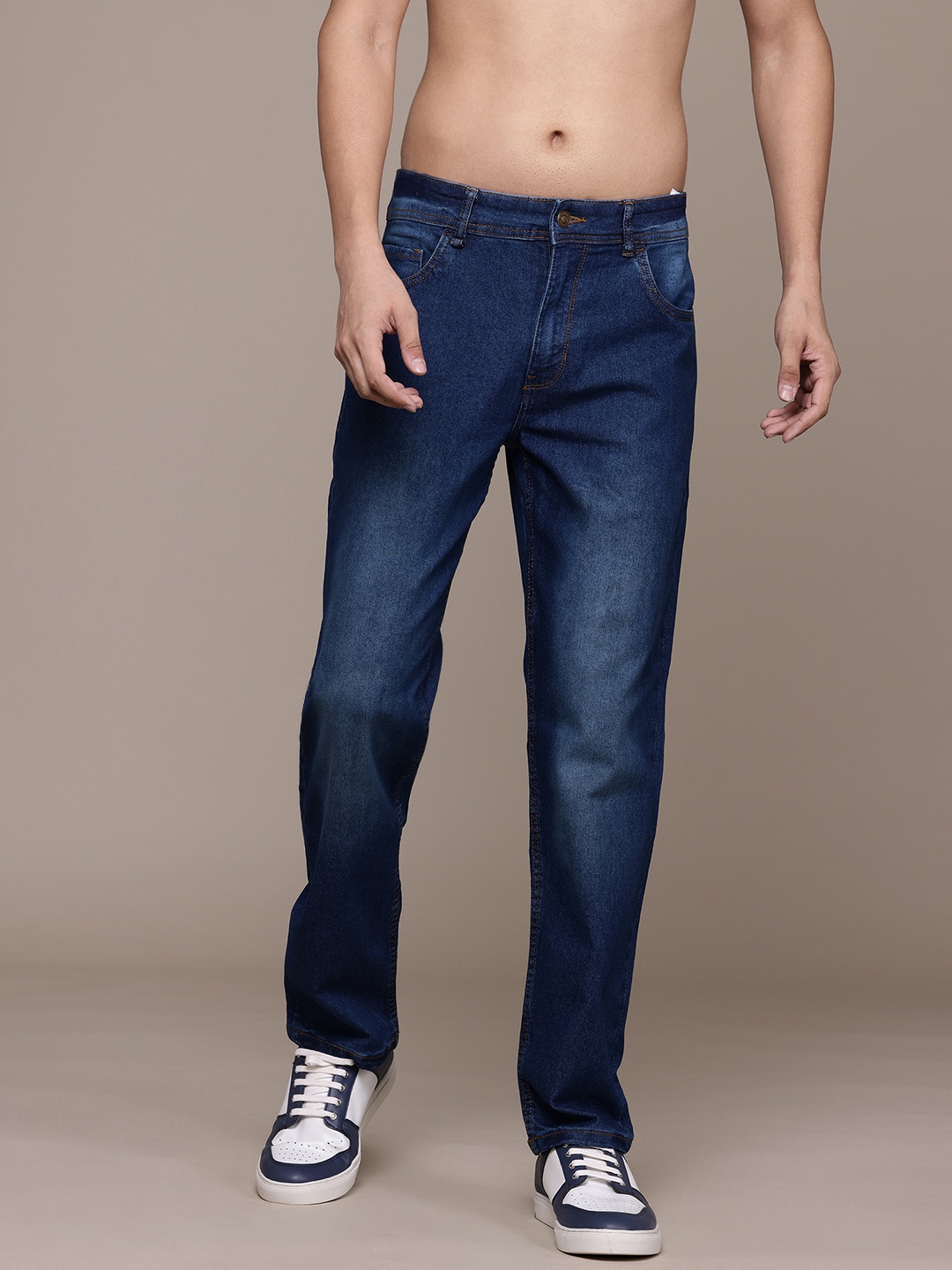 

The Roadster Lifestyle Co. Men Relaxed Fit Light Fade Stretchable Jeans, Blue