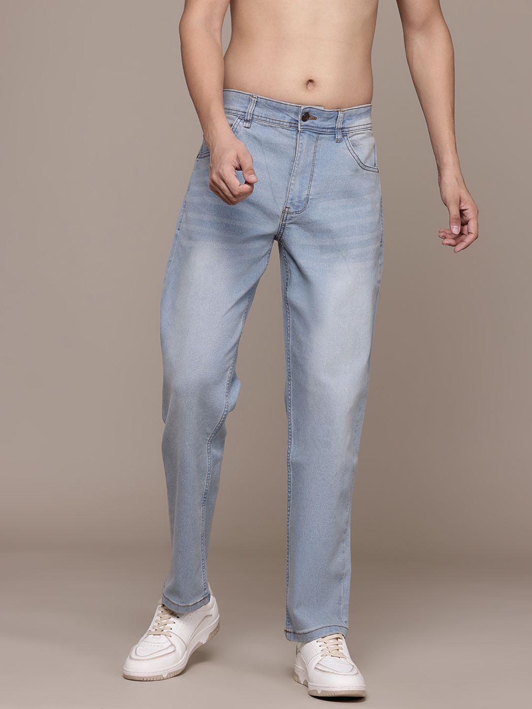 

The Roadster Lifestyle Co. Men Relaxed Fit Light Fade Stretchable Jeans, Blue