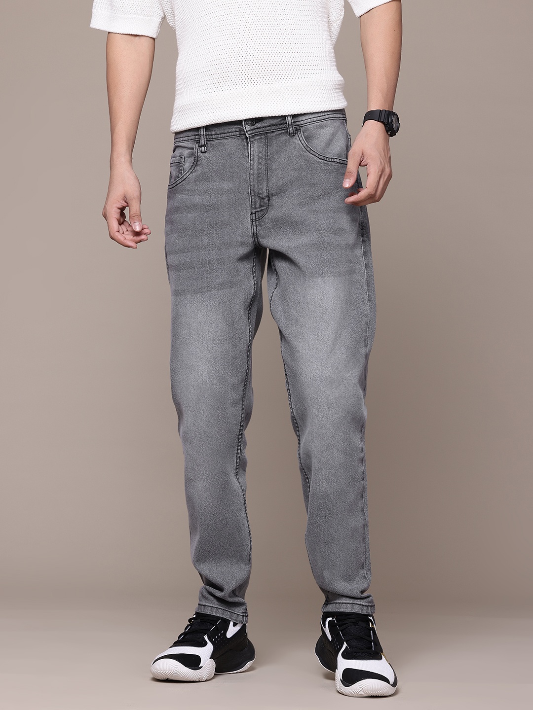 

The Roadster Lifestyle Co. Men Relaxed Fit Light Fade Stretchable Jeans, Charcoal