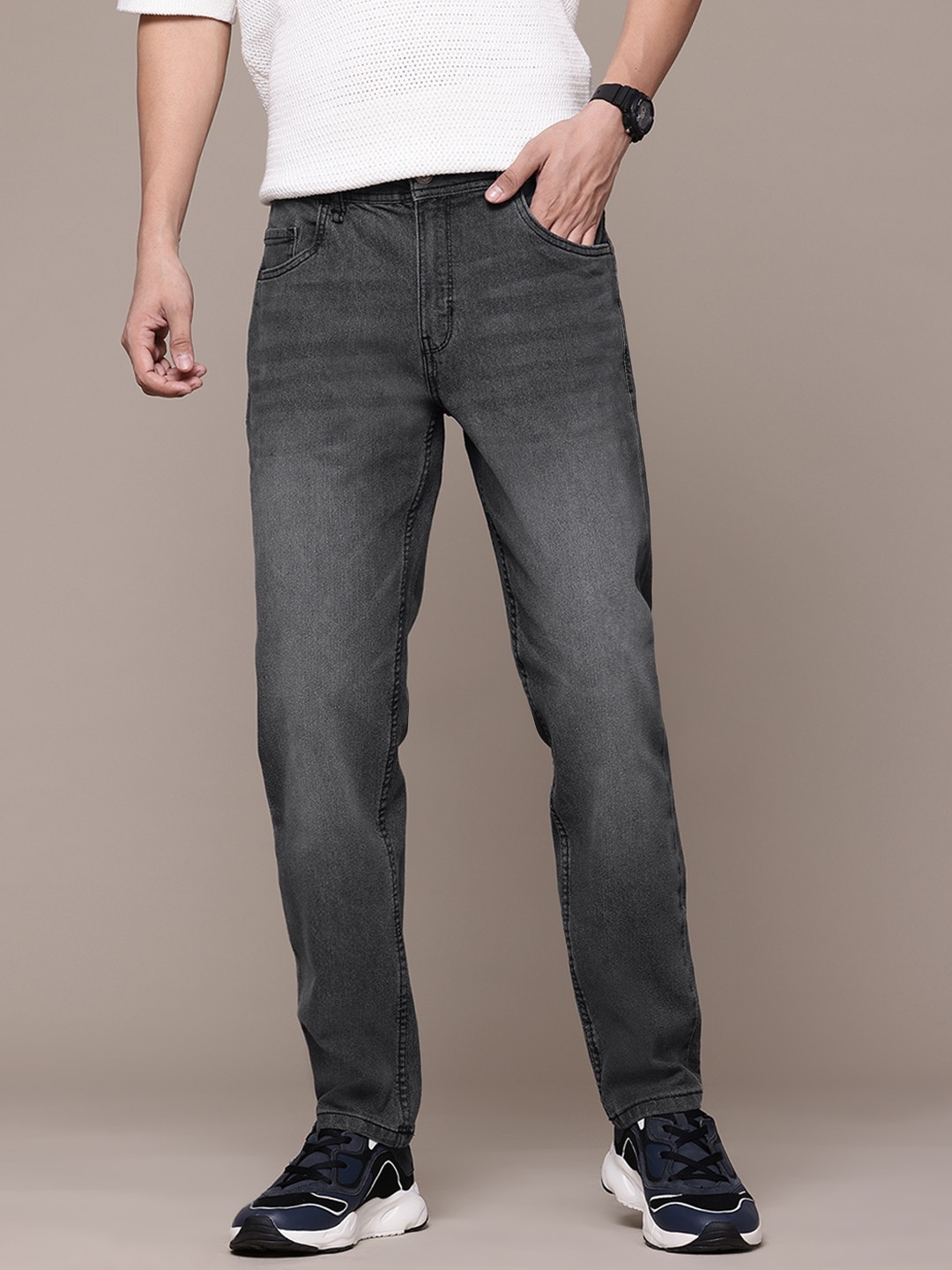 

The Roadster Lifestyle Co. Men Relaxed Fit Light Fade Stretchable Jeans, Charcoal
