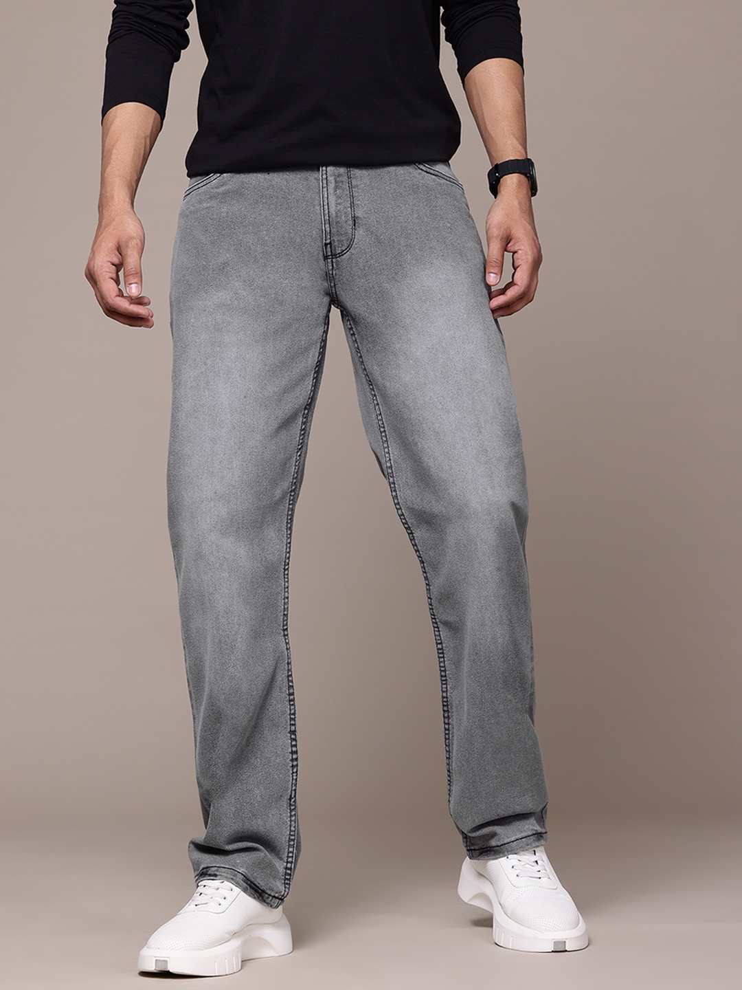

The Roadster Lifestyle Co. Men Regular Fit Light Fade Stretchable Jeans, Charcoal