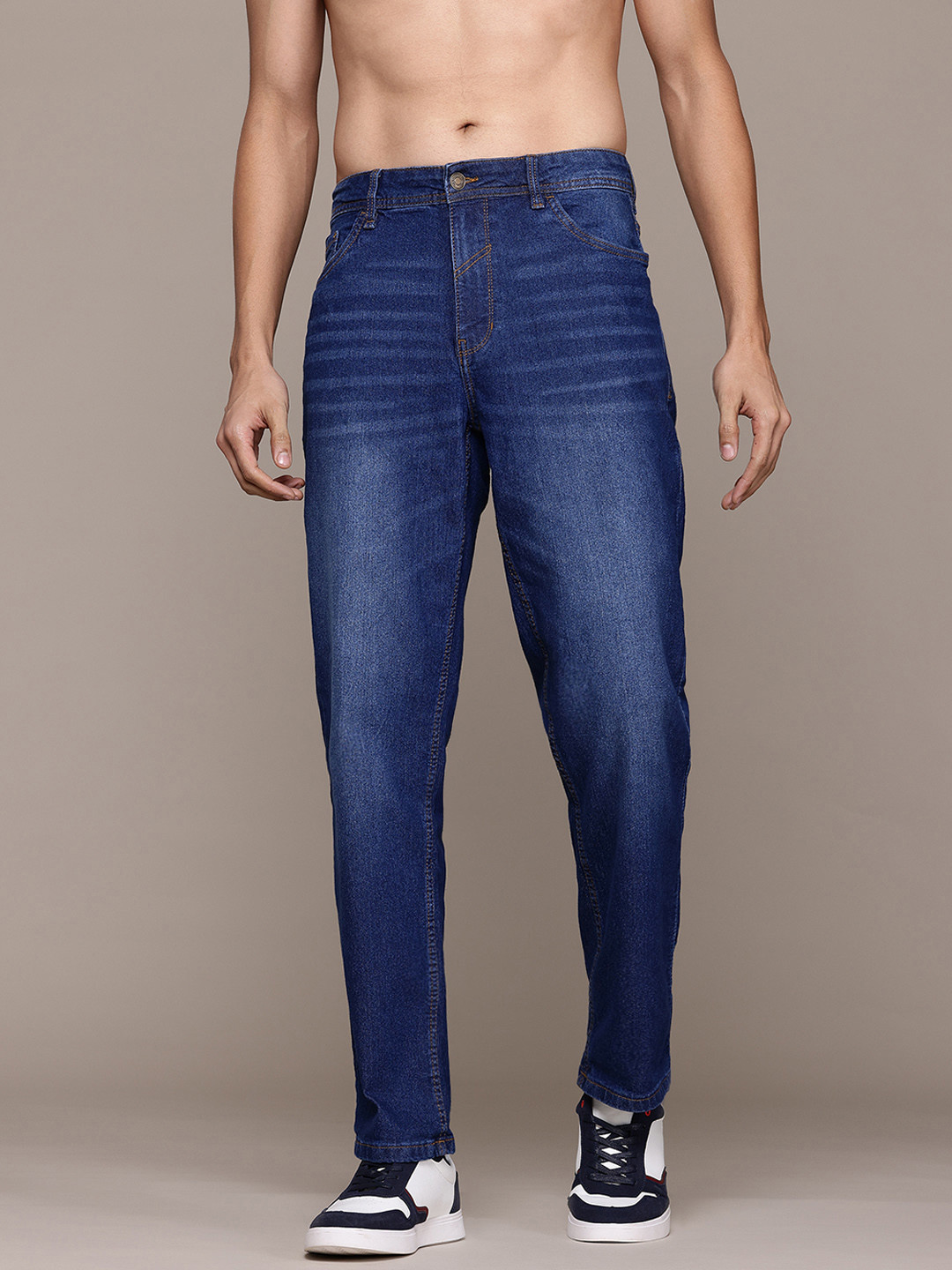 

The Roadster Lifestyle Co. Men Straight Fit Light Fade Stretchable Jeans, Blue