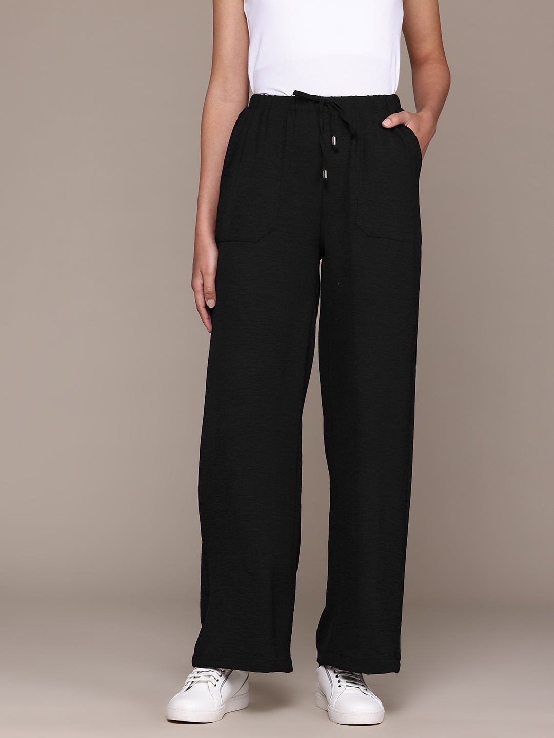 

The Roadster Lifestyle Co., Women Regular-Fit Trousers, Black