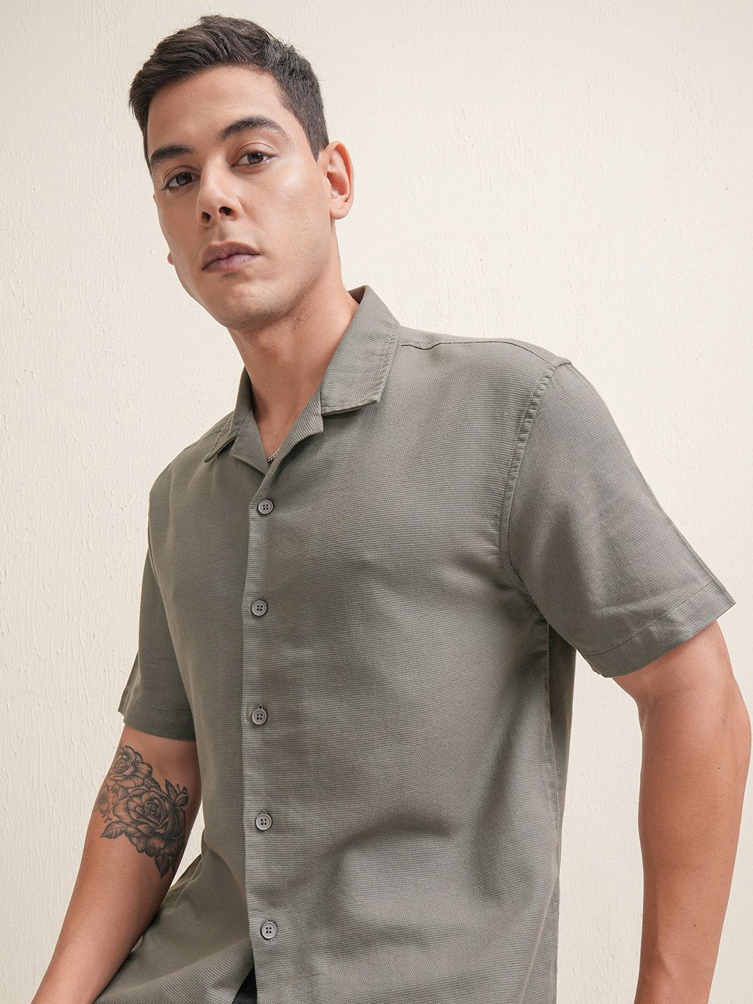 

LOCOMOTIVE Premium Men Solid Relaxed Fit Casual Shirt, Grey